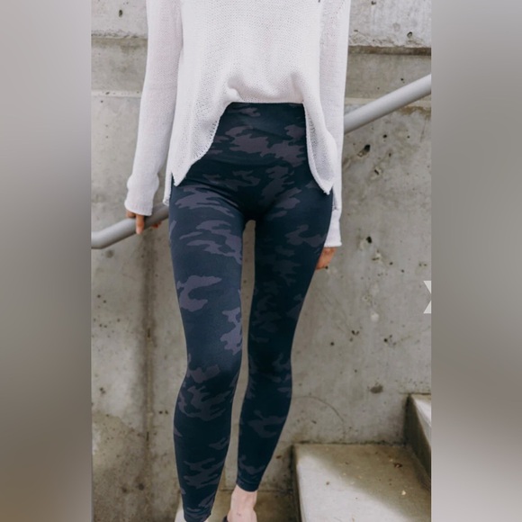 SPANX LOOK AT ME NOW BLACK CAMO LEGGINGs size medium new - Picture 4 of 7